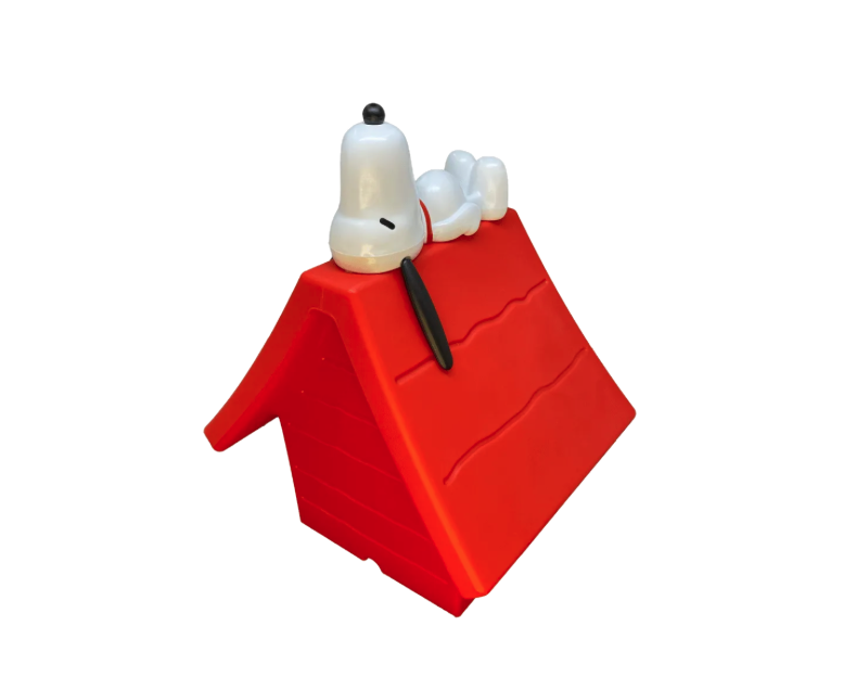Peça decorativa da Decorfun com Snoopy deitado sobre casinha vermelha